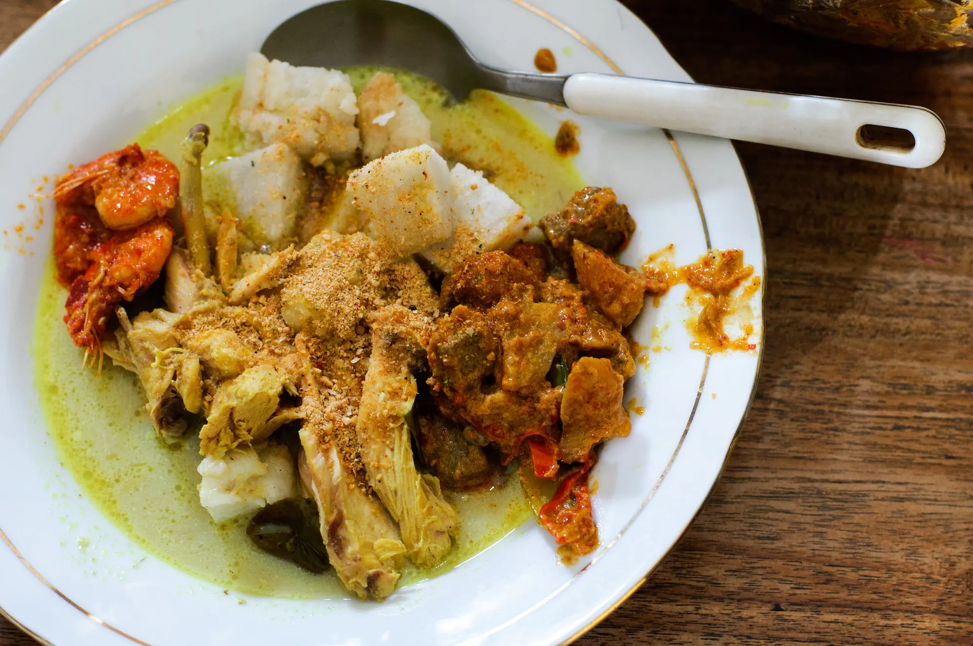 Lontong Ngengsreng: Santapan Pagi yang Menghampiri Jiwa Cilacap