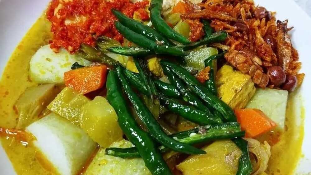 Lontong Ngengsreng: Santapan Pagi yang Menghampiri Jiwa Cilacap